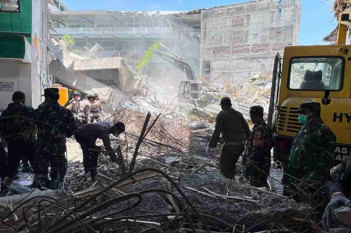 Indonesia school collapse: 49 confirmed dead; search on for missing students