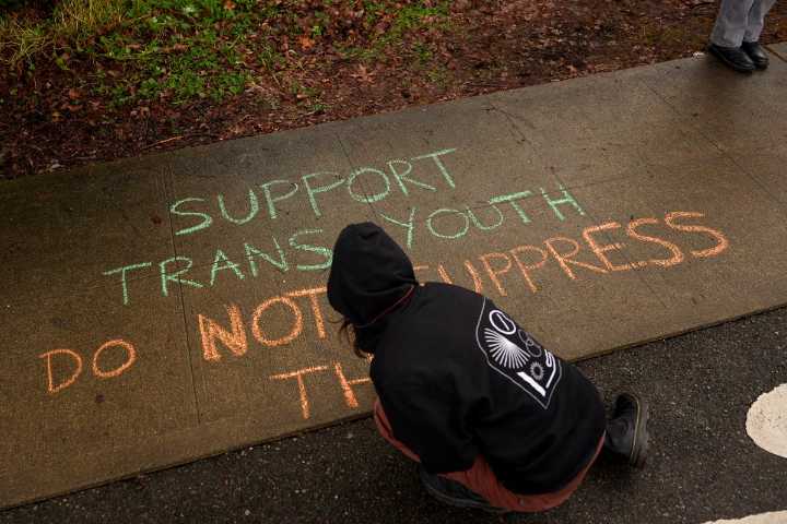 Trump busca restringir la atención médica para menores transgénero en EE.UU.