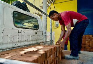 Alcaldía sigue entregando ayudas a los damnificados