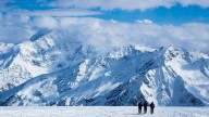 "El tiempo de este año no es normal": cientos de excursionistas escapan de tormenta de nieve en el monte Everest