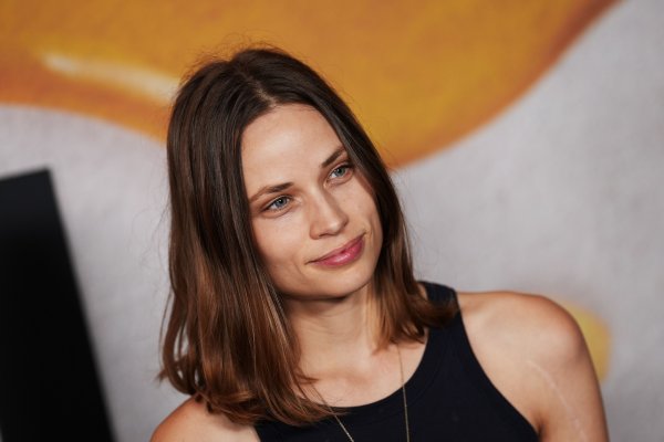 La actriz desconocida que fue en vaqueros y sin maquillar a conocer a Emma Stone