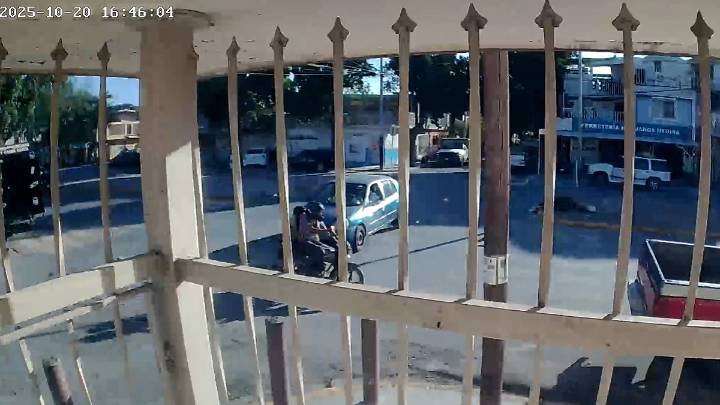 Motociclista sufre fractura y posible traumatismo craneoencefálico tras fuerte choque en Torreón; iba acompañado de su hijo