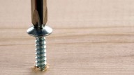 Adiós a los ruidos de tu vecino: el sencillo truco para dejar de escucharles con un simple tornillo