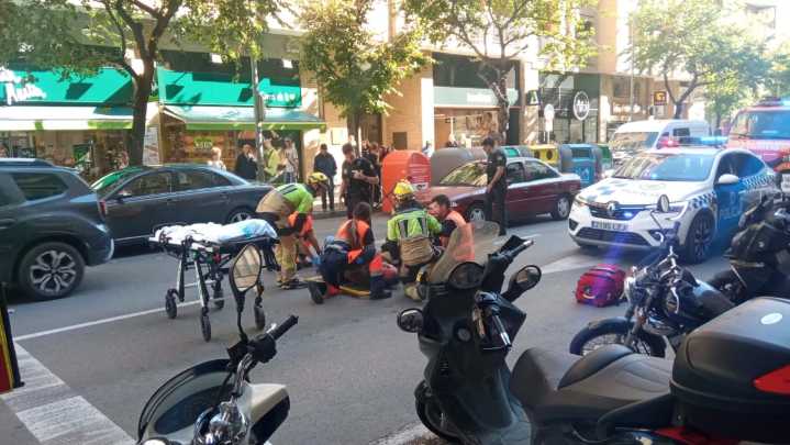 Un motorista resulta herido tras sufrir una caída en la calle Cabestany