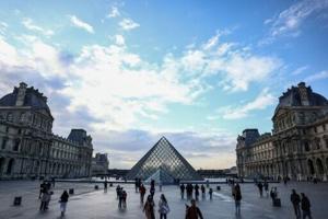 Chainsaw-wielding robbers flee Louvre with jewellery