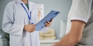El síntoma que las personas menores de 50 años no deben ignorar porque podría indicar cáncer colorrectal