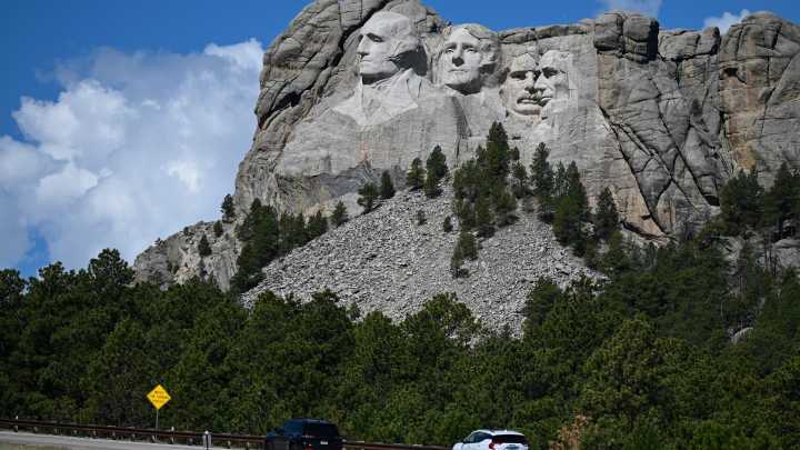South Dakota leaders pledge to cover Rushmore lighting during shutdown