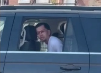 Agentes del ICE golpean salvajemente a un hombre durante una protesta en EE.UU. (+Video)