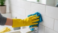 El truco casero para dejar los azulejos del baño como nuevo