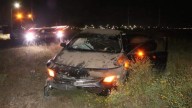 Conductor choca dos vehículos y huye en la Tabalaopa; termina impactándose en un montículo de arena