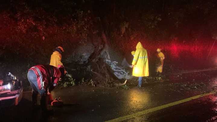 Lluvia continua provoca deslave e inundaciones en Sierra Norte de Puebla