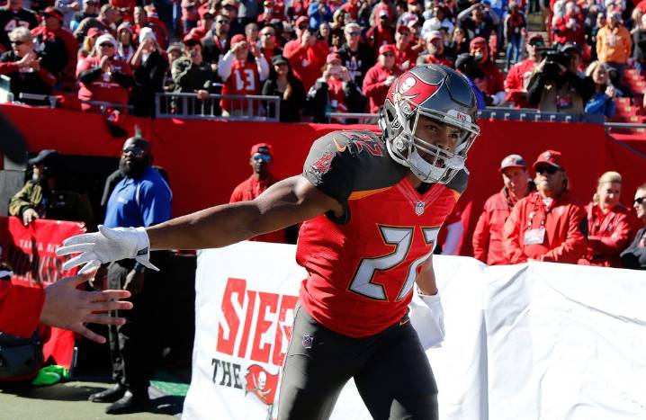 Deadspin | Reports: Former All-Pro RB Doug Martin, 36, died in police custody