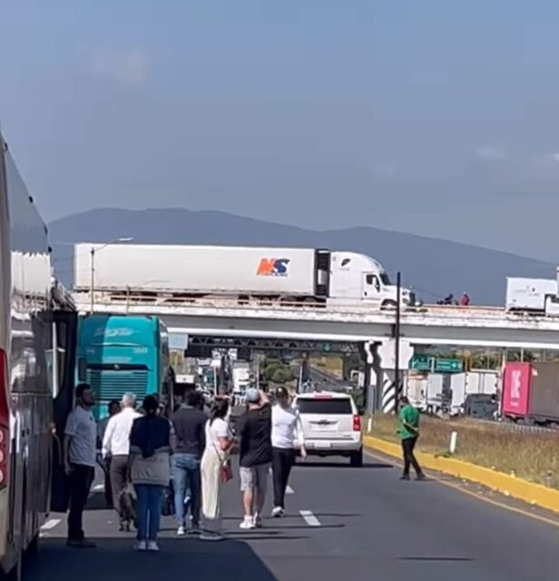 (Videos) Aguascalentenses quedan atrapados en bloqueos carreteros en Michoacán