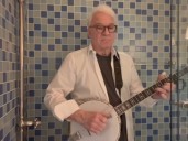 La vida secreta de Steve Martin, el actor cómico que graba discos con un banjo, gana Grammys y está N°1 en el ranking