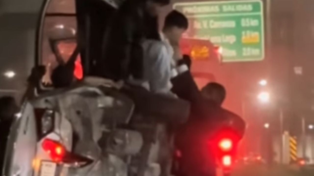 Jóvenes vuelcan aparatosamente y salen riendo en Nuevo León