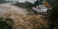 Mt. Everest trekkers rescued after blizzard slams Tibet days after deadly flooding in Nepal