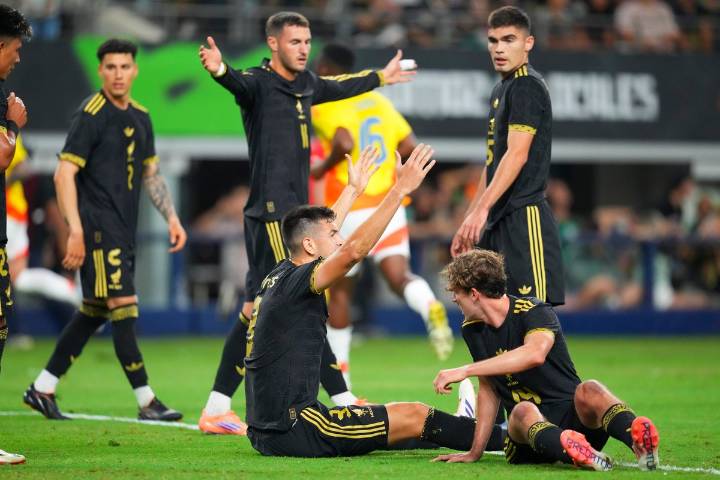 A meses del Mundial, Colombia exhibe con goleada al Tricolor