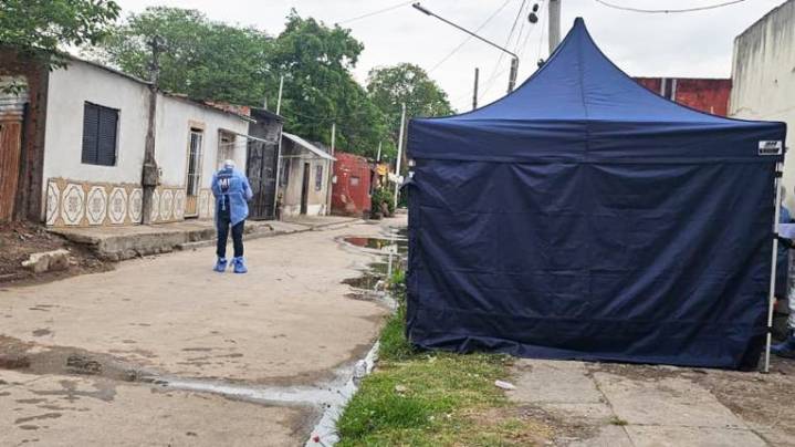 "Intentó ingresar por la ventanilla del auto": un policía le disparó en las piernas a un ladrón, que murió desangrado en Bolivia al 1100