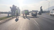 Mujer choca su auto BMW contra poste y vuelca en avenida Leones en Monterrey
