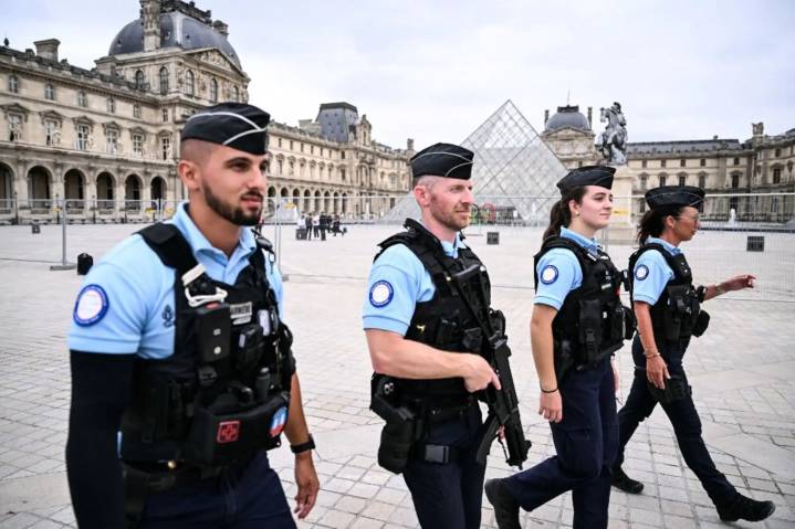 Museo Louvre reabre sus puertas tres días después del robo de joyas
