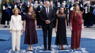 Análisis de los estilismos más esperados de los premios "Princesa de Asturias": Letizia decreta la delicadeza del negro y un gesto de complicidad de Leonor con su hermana