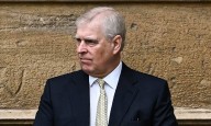 Andrés de Inglaterra renuncia a  todos sus títulos y honores reales