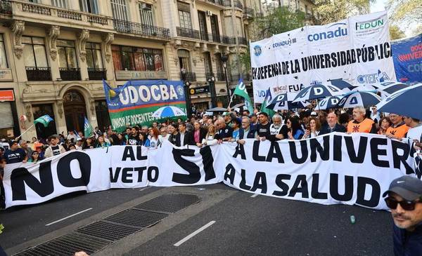Milei va a Córdoba en medio de otra masiva protesta en Plaza de Mayo