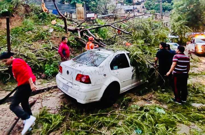 Tormenta anega zonas bajas de Oaxaca capital: calles colapsadas, daños en infraestructura y riesgo de deslaves