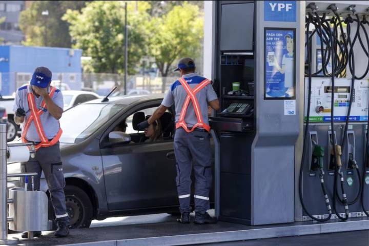 YPF habilitó pagar la nafta en dólares con su aplicación: cómo funciona