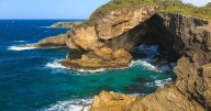 Rescatan a tres turistas azotados por una ola en la Cueva del Indio en Arecibo