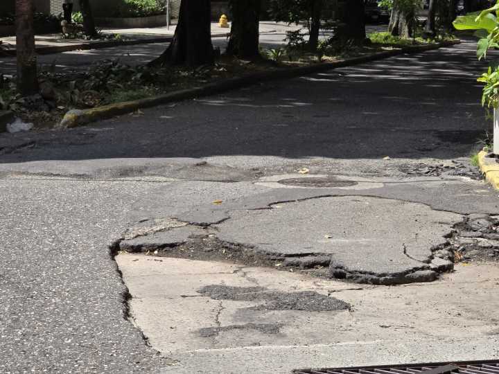 Cada lluvia expone el abandono de las vías en Caracas