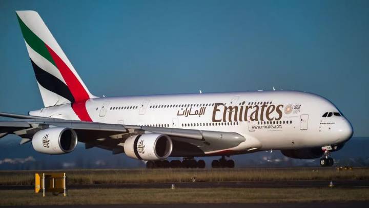 Una azafata de Emirates Airlines se hace viral al revelar su sueldo: "No pagamos alquiler"