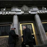 Argentine peso drops against dollar despite US backing