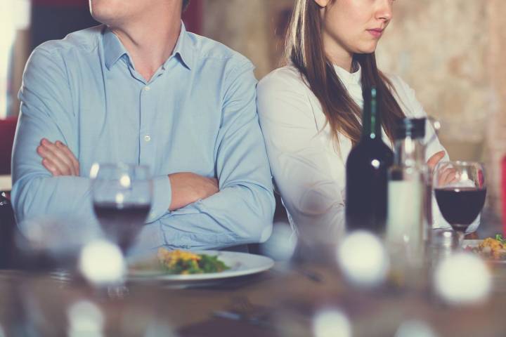 Woman Leaves Boyfriend’s Birthday Dinner After His Friends Mock Her
