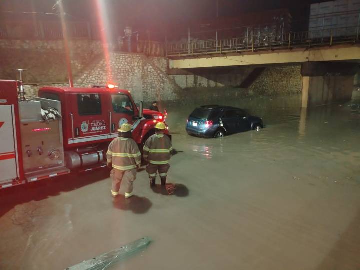 Inundaciones, rescates y derrumbes, entre las emergencias atendidas por lluvias en Juárez