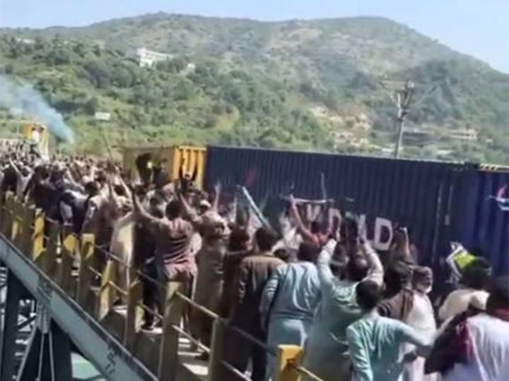 On cam: British Kashmiris confront Pakistani Consul General