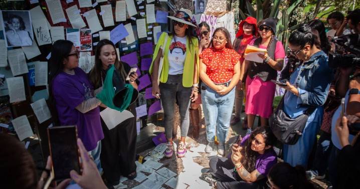 Mujeres protestan en el Fondo de Cultura contra dichos de Paco Ignacio Taibo II