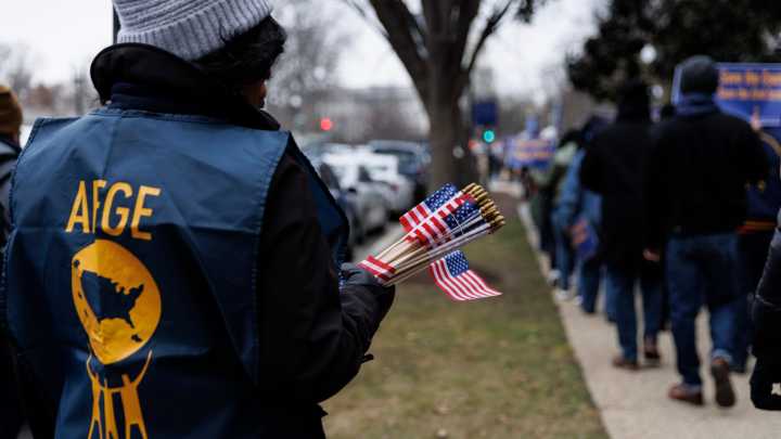 Largest federal workers union calls for end to government shutdown