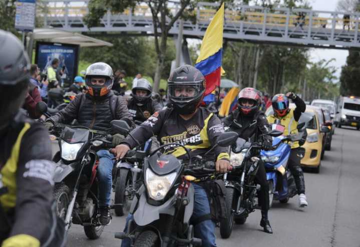 Reconsiderar restricción a moteros en Bogotá pide Fenalco