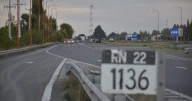 Dos jóvenes heridos tras chocar en moto contra el guardarraíl de la Ruta 22: fueron derivados a Regina