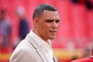 Tony Gonzalez Fact-Checked Over Fake Claim on Dolphins Owner Stephen Ross Amid Fan Outrage Tony Gonzalez's post-game revelation about Miami Dolphins owner Stephen Ross isn't right, but the fans' frust