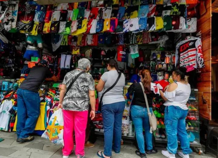La economía colombiana creció 2% en agosto, impulsada por comercio, servicios financieros y administración pública