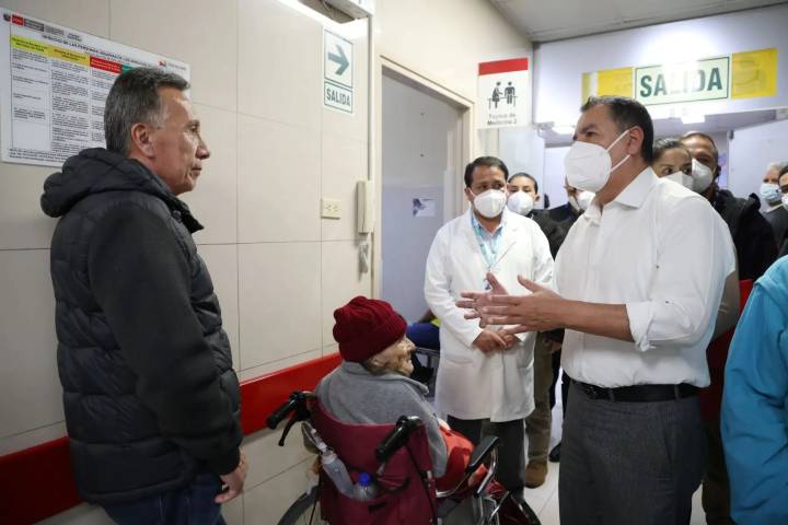 Ministro Figueroa realiza visita inopinada al Hospital Santa Rosa y constata atención