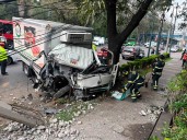 Camioneta se estrella contra poste y árbol en Azcapotzalco; fuga de agua complica labores de rescate