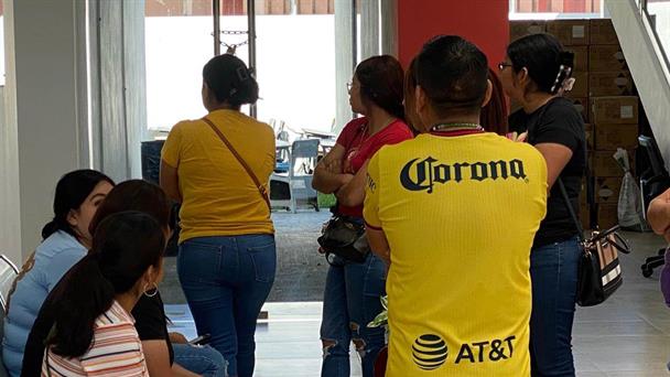 Protestan madres por falta de luz en escuela