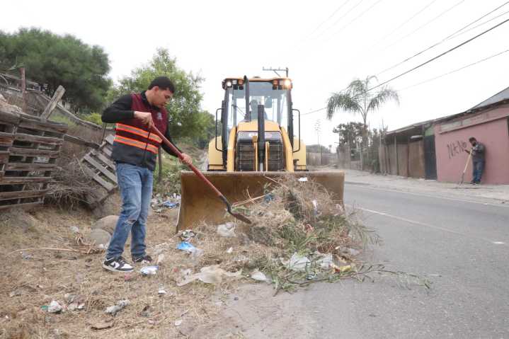 Les limpian bulevares, pavimentan calles y recogen basura en Otay, La Mesa y Sánchez Taboada