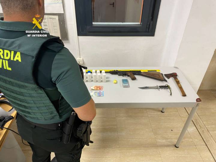 La Guardia Civil detiene a una persona por un presunto delito contra la salud pública