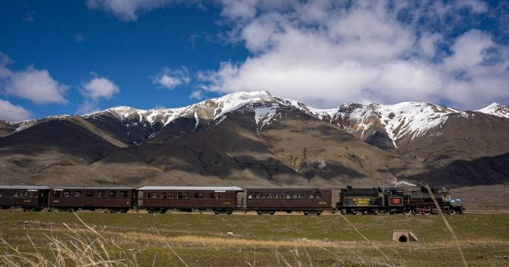 La Trochita revive el lejano Oeste con un espectáculo único en la Patagonia 