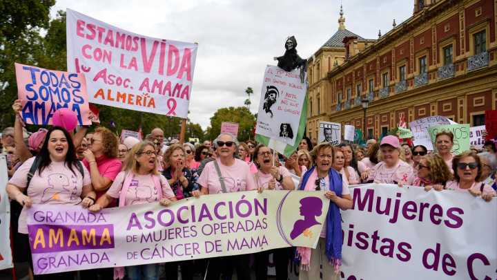 Miles de personas protestan frente a la sede del Gobierno andaluz contra los fallos en los cribados de cáncer de mama