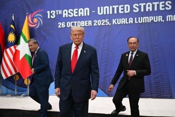 Inicia Trump gira de casi una semana en Asia